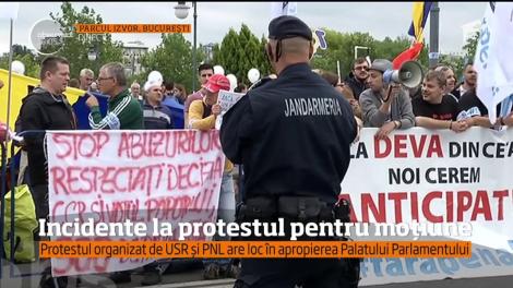 Incidente la protestul pentru moțiune. Ptrotestul organizat de USR și PNL are loc în aproapierea palatului Parlamentului