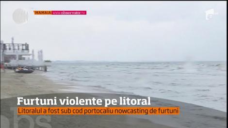 Sute de gospodării sub ape, mai multe drumuri surpate şi zeci de şosele inundate