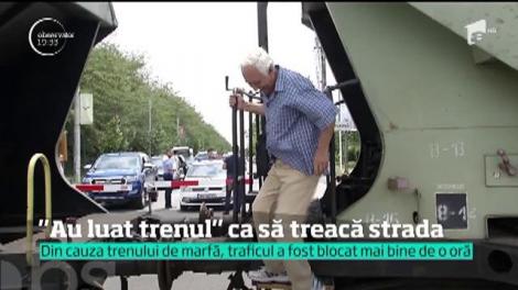 Imagini inedite în zona Pipera. ”Au luat trenul” ca să treacă strada