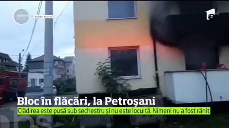 Incendiu la un bloc din Petroșani. Intervenţia pompierilor a durat câteva zeci de minute
