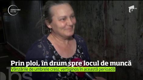 Umbrelele sunt la mare căutare în această vară. Şi nu pentru a ne feri de soare