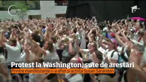 600 de persoane, aproape toate femei, au fost reţinute de poliţie la Washington după ce au invadat o clădire care apartine Senatului Statelor Unite