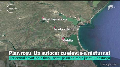 Noapte albă şi pentru salvatorii din Constanţa. Un autocar cu 60 de oameni la bord, cei mai mulţi dintre ei copii, s-a răsturnat