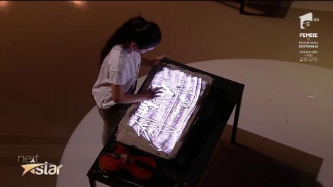 Alessia Drăgoi cântă la vioară și desenează în nisip pe scena „Next Star”