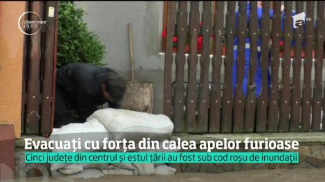 Alertă de cod roșu, inundații catastrofale. Oamenii au fost evacuați cu forța din calea apelor furioase