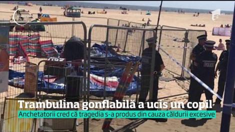 O fetiţă de patru ani a murit pe o plajă din Marea Britanie, după ce a explodat trambulina gonflabilă în care se juca