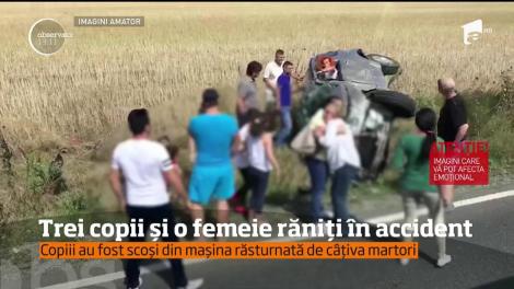 Trei copii şi un adult au fost răniţi într-un accident rutier extrem de violent