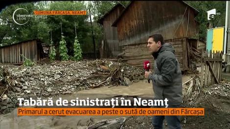 În Neamţ a fost amenajată o tabără de sinistraţi într-o sală de sport, după ce primarul a cerut evacuarea oamenilor