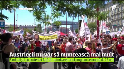 Aproape o sută de mii de persoane au manifestat la Viena împotriva intenţiei guvernului de a permite ca durata zilei de muncă să crească până la 12 ore