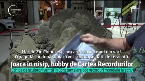 Patru sculptori de Cartea Recordurilor transformă nisipul în opere de artă, în Constanţa