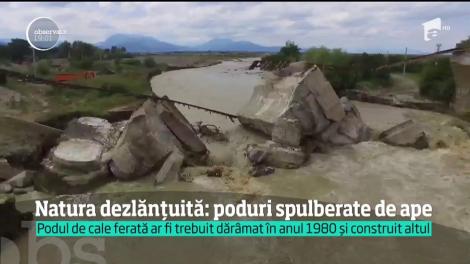 Al doilea pod a căzut sub ochii martorilor, în Braşov. Viiturile au lăsat în urma lor dezastru: patru morţi, sute de case distruse, zeci de judeţe devastate