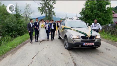 Nuntă printre puhoaie. Mirii au mers pe jos, printre copaci căzuţi şi prin noroaie