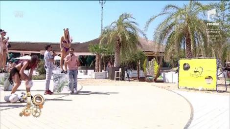 Fetele dau lecții de fotbal, la Neatza, băieților amatori