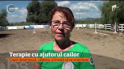 Terapie cu ajutorul cailor. Copiii desenează, călăresc și învață să se orienteze