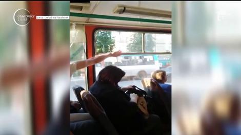 Război pe muţeşte între doi călători ai unui autobuz din Rusia!