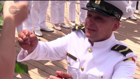 Cerere în căsătorie pe Bricul Mircea. Colegii l-au ajutat pe cadet să pregătească surpriza pentru logodnica lui