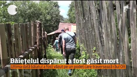 Băiețelul dispărut a fost găsit mort. Mama copilului plecase după ciuperci, iar când s-a întors băiatul dispăruse