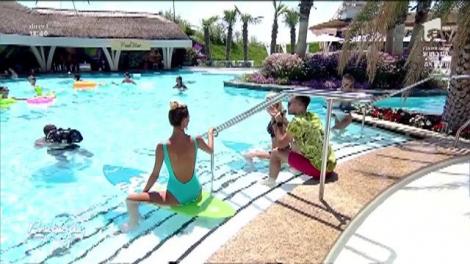 Atenţie, domnilor, imagini extrem de SEXY! Ramona şi Raluca de la Bambi s-au duelat la surf: "Ne-ai făcut de râs! Nu se poate aşa ceva"