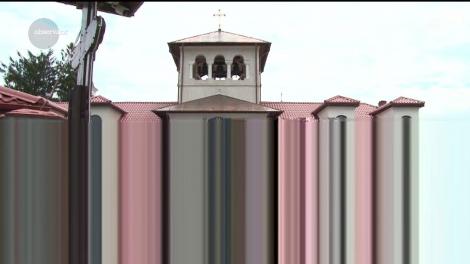 Gest revoltător al unei măicuțe. Femeia este măicuța la Mănăstirea Ghighiu