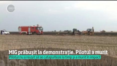 Un avion s-a prăbuşit în faţa a mii de oameni, la un show aviatic de lângă Feteşti. Pilotul a murit