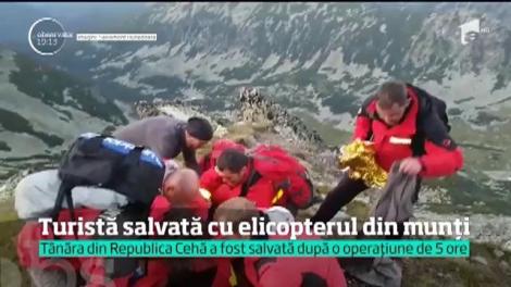 Un zbor periculos a avut loc şi deasupra munţilor, în Retezat! Prin rafale puternice, un elicopter SMURD s-a înălţat peste creste, să salveze o turistă