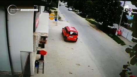 Teribil! Momentul în care o fetiță de șase ani este spulberată de o mașină, în Dâmbovița! Medicii ajunși la fața locului n-au mai putut face nimic pentru ea