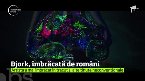 Cântăreaţa Bjork a făcut senzaţie la un concert în Marea Britanie cu o rochie spectaculoasă, realizată de doi români