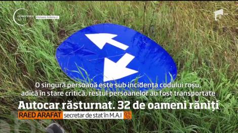 A fost cod roşu şi pentru salvatorii din Sibiu! Un autocar plin cu muncitori s-a răsturnat lângă aeroportul din oraş