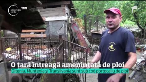 România rămâne sub ameninţarea apelor. Ploile care nu se mai opresc de 24 de ore au făcut prăpăd în mai multe sate din Alba şi Mureş