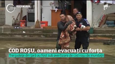 România este din nou lovită de inundaţii de cod roşu. Copiii şi părinţii au fost evacuaţi de urgenţă