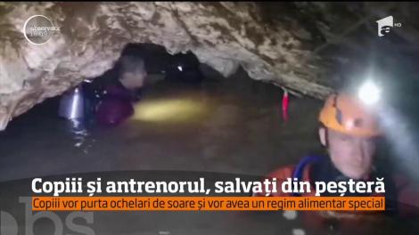 Părinții copiilor din Thailanda, nevoiți să îi revadă printr-un geam din sticlă! Sacrificiul EXTRAORDINAR făcut de antrenorul lor