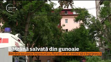 Misiune de salvare neobişnuită la Timişoara! Pompierii au fost chemaţi să scoată din casa transformată în groapă de gunoi o bătrână de 81 de ani