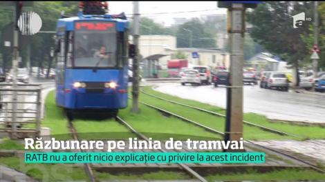 Scene şocante în Capitală. Un tată care era în maşină cu fiul său a fost lovit intenţionat de un tramvai