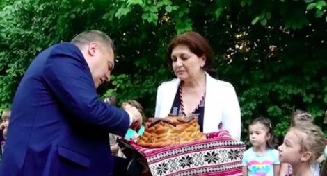 VIRAL. Scene DE TOT RÂSUL la Tecuci! Primarul orașului a vrut să se laude, dar a căzut în penibil. Cum a inaugurat o scară de incendiu cerută de ISU