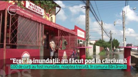 Adevărați „eroi” într-o comună inundată din Prahova! Au găsit soluția... să ajungă la cârciumă