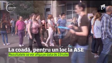 Sute de tineri au stat la coadă în prima zi de înscrieri la Academia de Studii Economice din Bucureşti