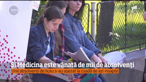 Sunt cozi imense la înscrieri la Facultatea de Medicină