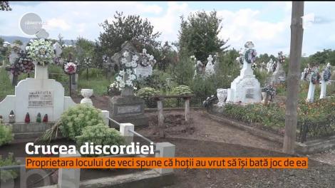 Incident bizar în cimitir! A dispărut o cruce care cântărea peste o jumătate de tonă! Oamenii, în stare de ȘOC