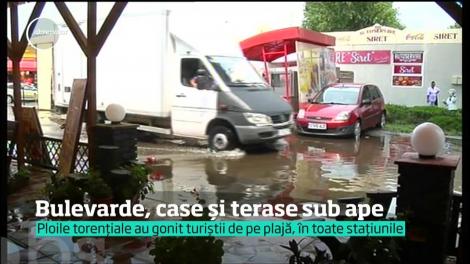 Mii de turişti au fost prinşi într-o furtună puternică pe litoral