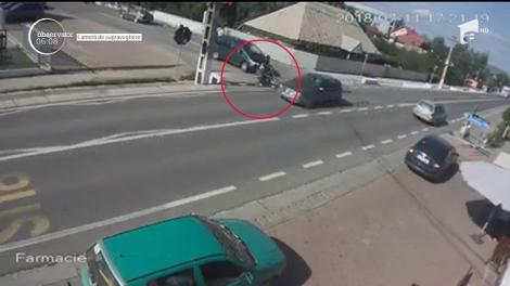 Şoferul unei maşini, atent în oglinda retrovizoare, a dărâmat un tânăr de pe moped, provocându-i contuzii uşoare