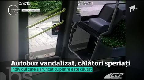 Un autobuz nou-nouţ din Iaşi a fost ATACAT cu pietre. Momentul, surprins de camerele de supraveghere!
