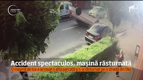 Accident spectaculos în Dej. Şoferul unui autoturism de lux s-a răsturnat în plină stradă