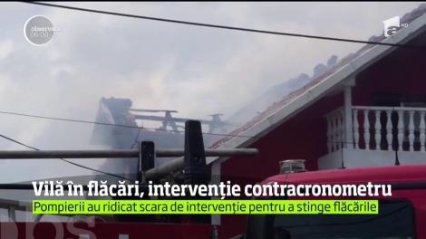 Intervenţie contracronometru, în Bistriţa! Acoperișul unei case cu două etaje a fost cuprins de flăcări