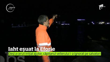 Furtuna de ieri de la malul Mării Negre a dus un velier de mici dimensiuni în mijlocul stabilopozilor din Eforie