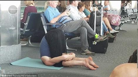 Imaginile care au stârnit HOHOTE de râs internauților: de la bebeluși așezați pe banda de bagaje până la yoga într-o sală de așteptare