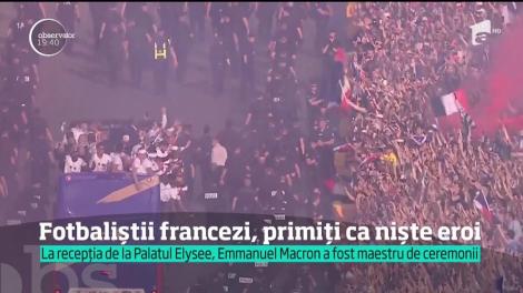 Fotbaliștii francezi, primiți în țară ca niște eroi