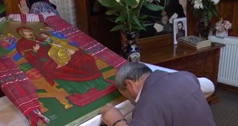 Credincioșii români au îngenuncheat în fața ei! Minunile înfăpuite de o icoană adusă de pe Muntele Athos