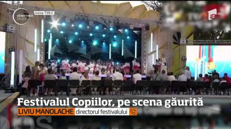 Zeci de COPII au trăit clipe de GROAZĂ în Constanța după ce scena pe care se aflau s-a PRĂBUȘIT! VIDEO