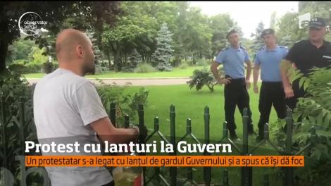 Clipe tensionate în faţa Guvernului. Un bărbat s-a legat cu lanţul de gardul Palatului Victoria