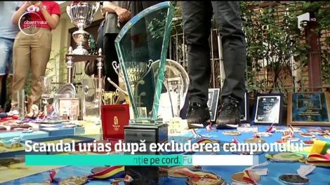 Campionul Marian Drăgulescu şi-a scos sutele de trofee în stradă, într-un protest fără precedent în faţa ministerului